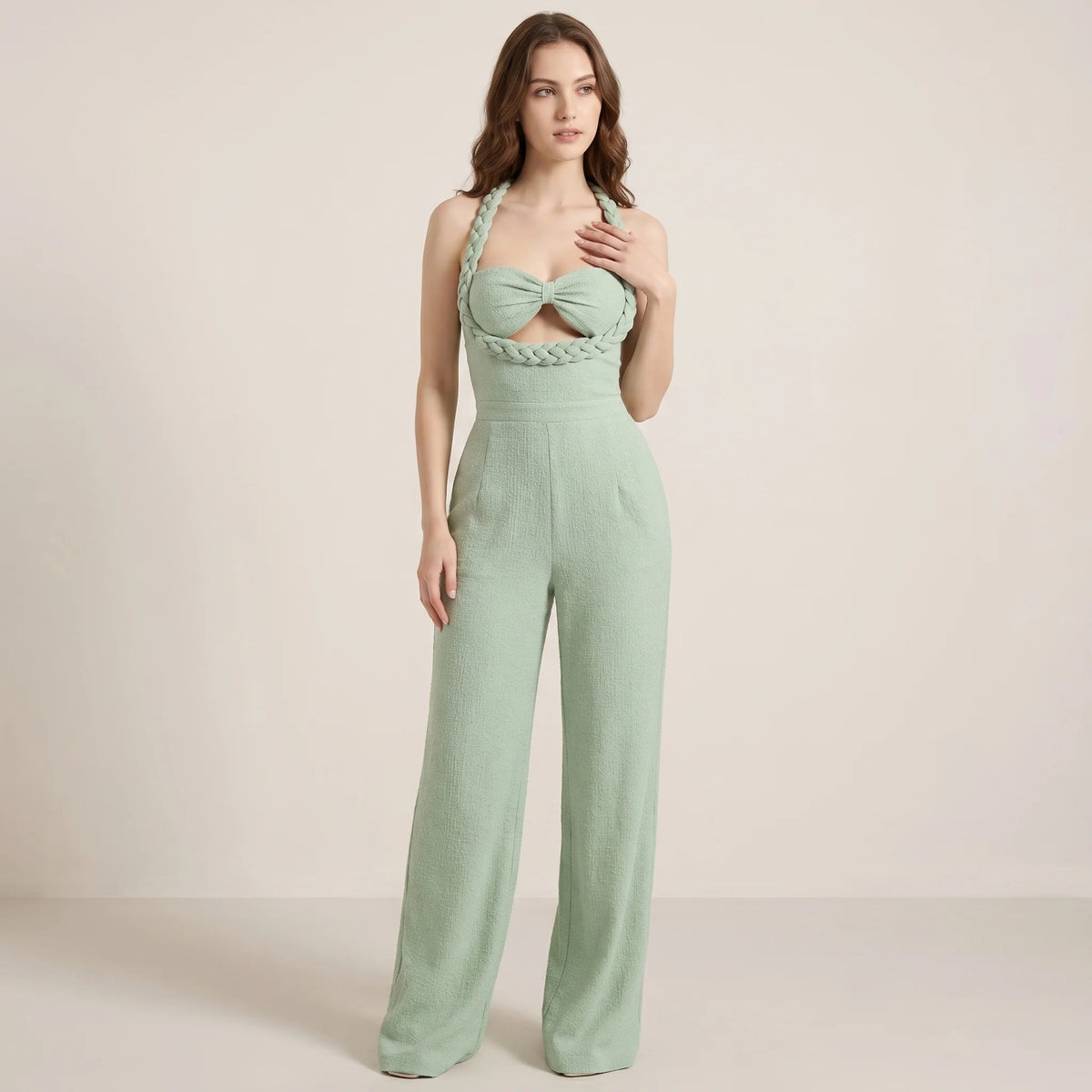Tuta jumpsuit verde da donna con scollo halter e pantaloni larghi