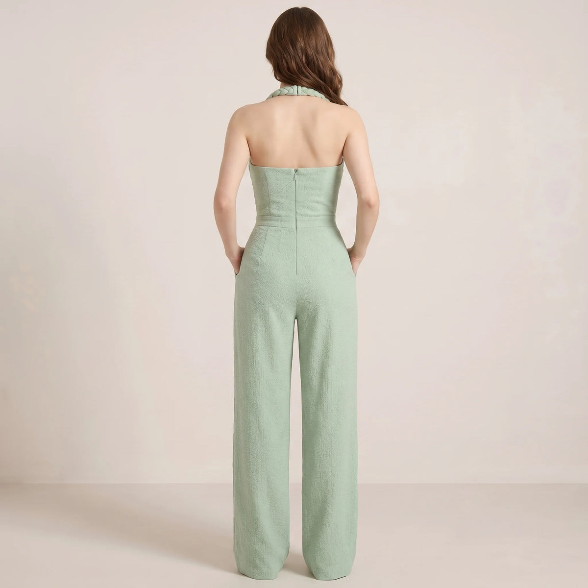 Tuta jumpsuit verde da donna con scollo halter e pantaloni larghi